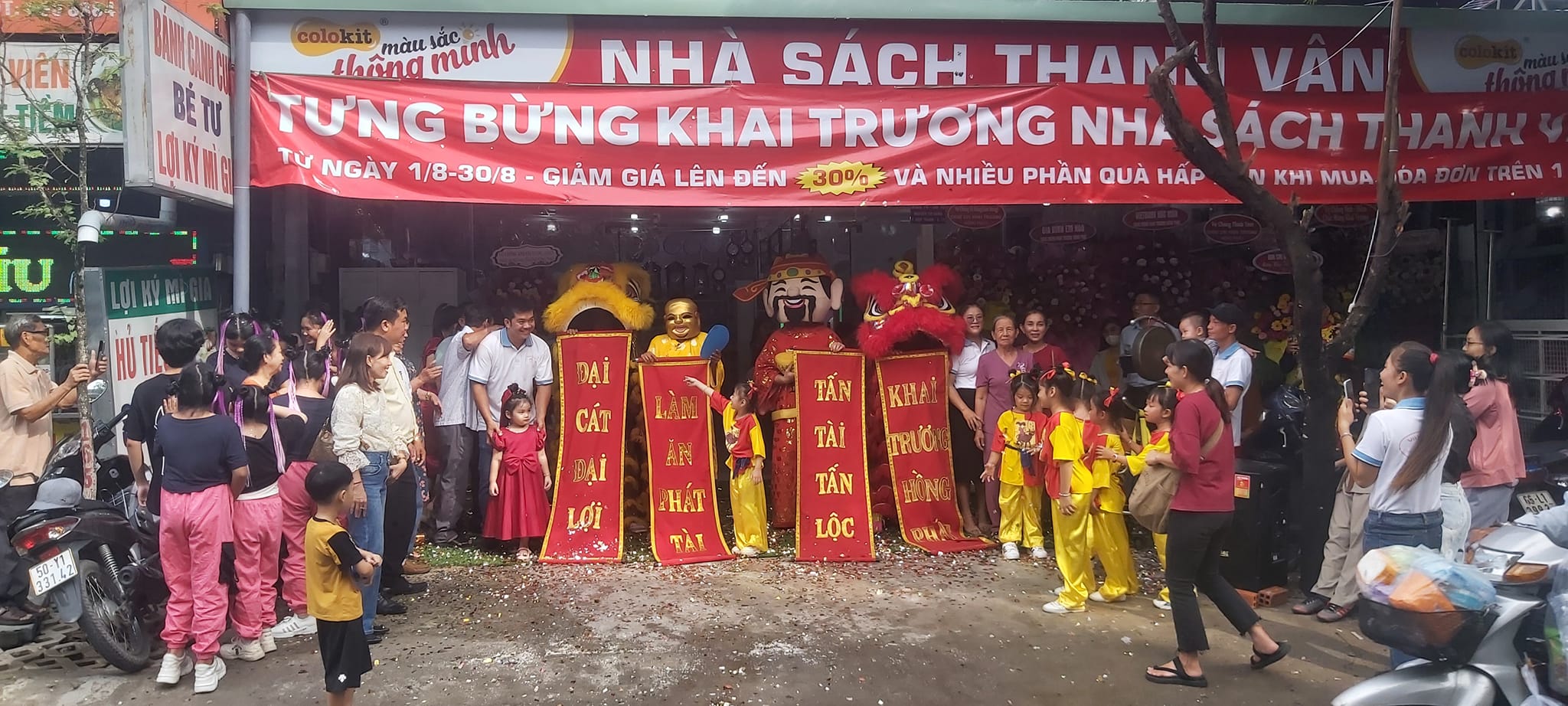 Múa lân khai trương nhà sách Thanh Vân