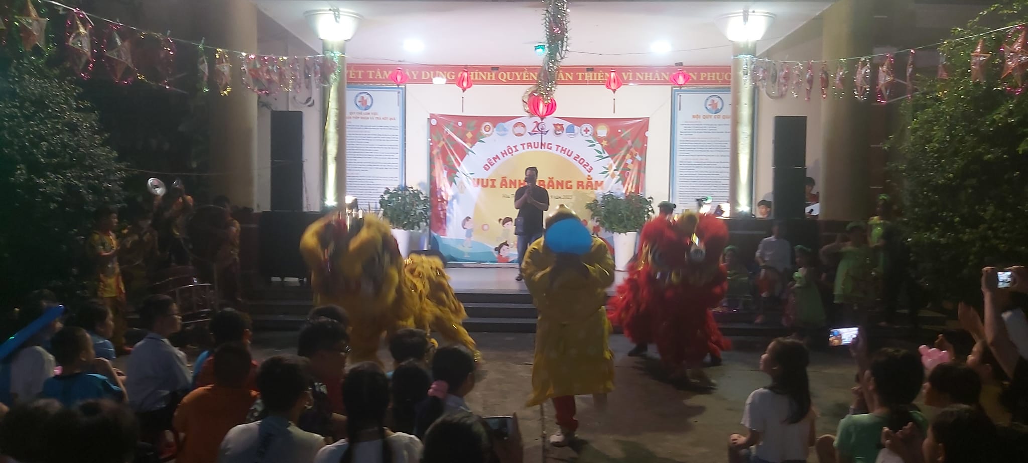 Múa lân tết Trung thu tại Ủy Ban Phường Hòa Thạnh